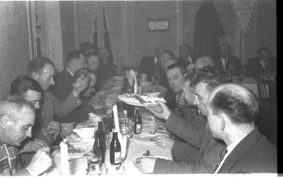 Wielerclub Verenigde Sportvrienden: bestuur aan feesttafel, Emelgem 1958