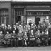 Café 'Het Nieuw Kwartier': groepsfoto, Izegem 1958