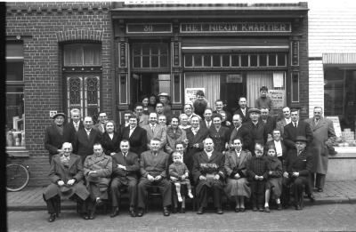 Café 'Het Nieuw Kwartier': groepsfoto, Izegem 1958