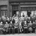 Café 'Het Nieuw Kwartier': groepsfoto, Izegem 1958