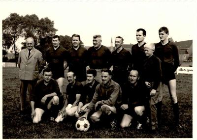 Groepsfoto voetbalclub VP Gits, Gits, 1950