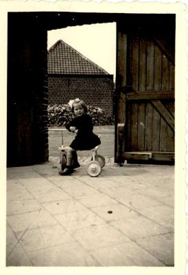 Meisje op kinderfiets, Hooglede, 1950