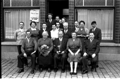 Kampioenviering café 'De Boulevard': groepsfoto, Izegem 1957