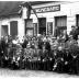 Café 'De Wijngaard': groepsfoto, Izegem 1958
