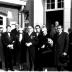 Huldiging Saelen: groepsfoto aan gemeentehuis, Kachtem 1958