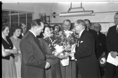 Huldiging Saelen: André Dufour krijgt bloemen en een decoratiel, Kachtem 1958