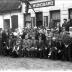 Café 'De Wijngaard': groepsfoto, Izegem 1958