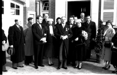 Huldiging Saelen: groepsfoto aan gemeentehuis, Kachtem 1958