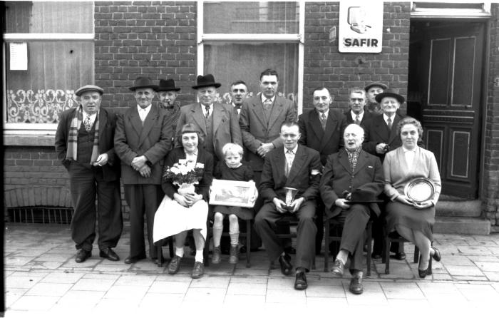 Café 'De Voerman': groepsfoto, Izegem 1958