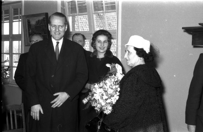 Huldiging Saelen: afgevaardigde van kabinet met mevr. Saelen, Kachtem 1958