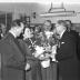 Huldiging Saelen: André Dufour krijgt bloemen en een decoratiel, Kachtem 1958