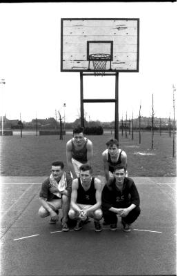 Basketbalploeg: groepsfoto met spelers, Izegem 1958