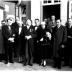 Huldiging Saelen: groepsfoto aan gemeentehuis, Kachtem 1958