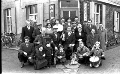 Café 'De Kruisstraat': kampioenviering, Rollegem-Kapelle 1959