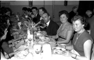 Huldiging Saelen: personeel aan feestmaal, Kachtem 1958