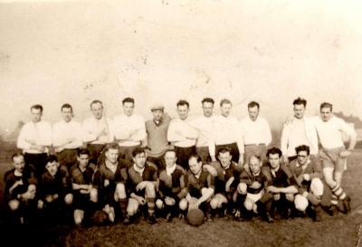 Groepsfoto met twee voetbalverenigingen, Gits, 1960