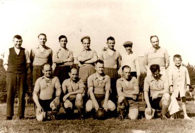 Groepsfoto voetbalclub VP Gits, Gits, 1945