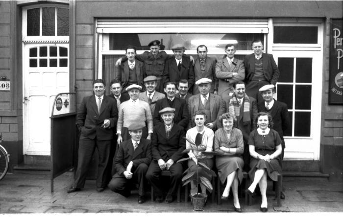 Café 'Nieuwe Abeele': groepsfoto, Izegem 1958