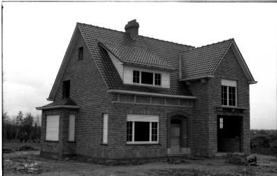 Woonhuis in opbouw: huis van Kamiel, Staden 22 februari 1958