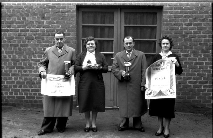 Huldiging kampioenen duivenmelkers 'Het Nieuw Gemeentehuis': 2 paren poseren, Kachtem 1958