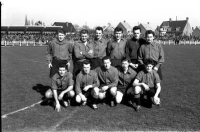 Voetbalclub Eeklo; groepsfoto spelers, Izegem 1958