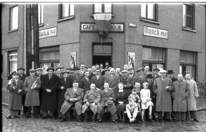 Café 'Aubisque': groepsfoto, Izegem 1958