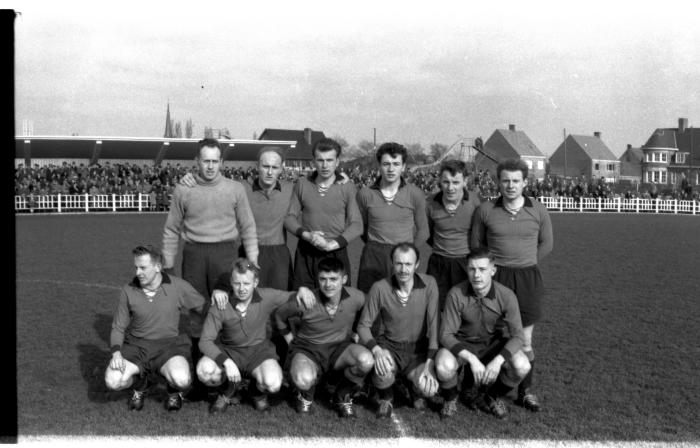 Voetbalclub FC Izegem: groepsfoto spelers, Izegem 1958