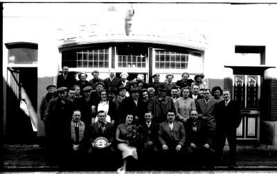 Huldiging café 'Nordhausen': groepsfoto, Izegem 1958