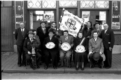 Kampioenviering 'De Rustige Manillers' van café 'De Ruste': kampioenen met bestuur, Izegem 1958