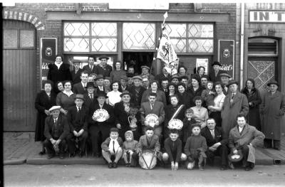 Kampioenviering 'De Rustige Manillers' van café 'De Ruste': groepsfoto, Izegem 1958