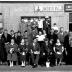 Kampioenviering café 'De Kapelle, Duivenmaatschappij': groepsfoto, Izegem 1958