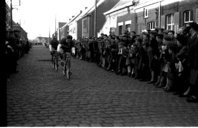 Fotoreportage wielerwedstrijd: Esprit wint, Vanwijnsberghe is 2de, Rollegem-Kapelle 1958