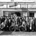 Café 'De Nieuwe Wijk, L. Langsweirt, Coiffeur': groepsfoto, Emelgem 1958