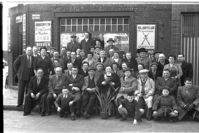 Kampioenviering café 'De Groene Dreef': groepsfoto, Izegem 1958