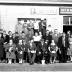 Kampioenviering café 'De Kapelle, Duivenmaatschappij': groepsfoto, Izegem 1958