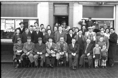 Huldiging café 'Flandria': groepsfoto, Izegem 1958