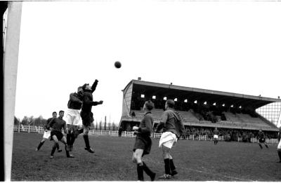 Voetbalmatch FC Izegem - La Louvière: keeper Holvoet redt, Izegem 1957