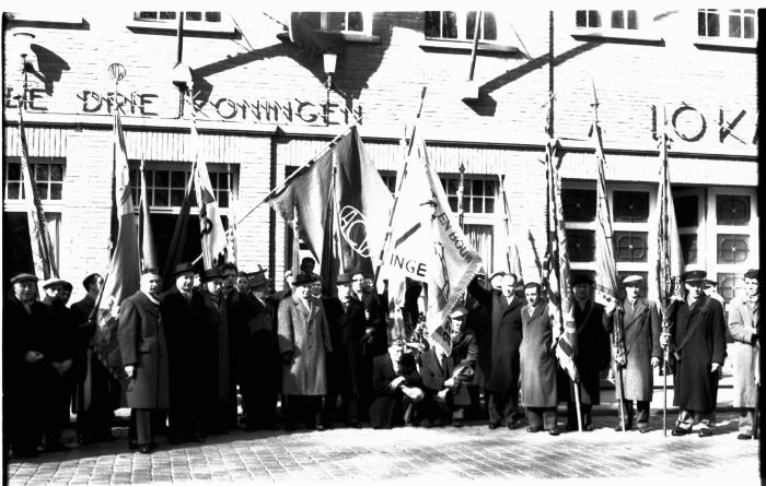 Café 'Drie Koningen, lokaal ACV': vlaggenwijding, Ingelmunster 1958