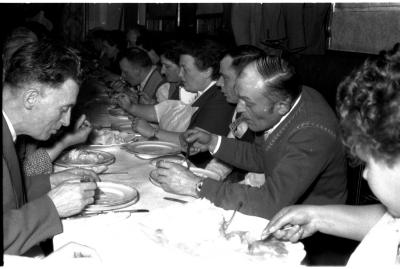 Kampioenviering Leon Duyl is keizer café 'De Toekomst': feesttafel, Izegem 1958