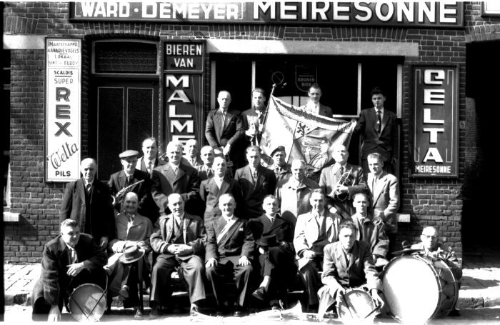 Huldiging 'Rookersmaatschappij' café Sint-Elooy: groepsfoto, Izegem 1958