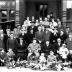 Jubileum echtpaar Parmentier - Viaene, groepsfoto op koer stadhuis, Izegem 1958