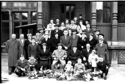 Jubileum echtpaar Parmentier - Viaene, groepsfoto op koer stadhuis, Izegem 1958