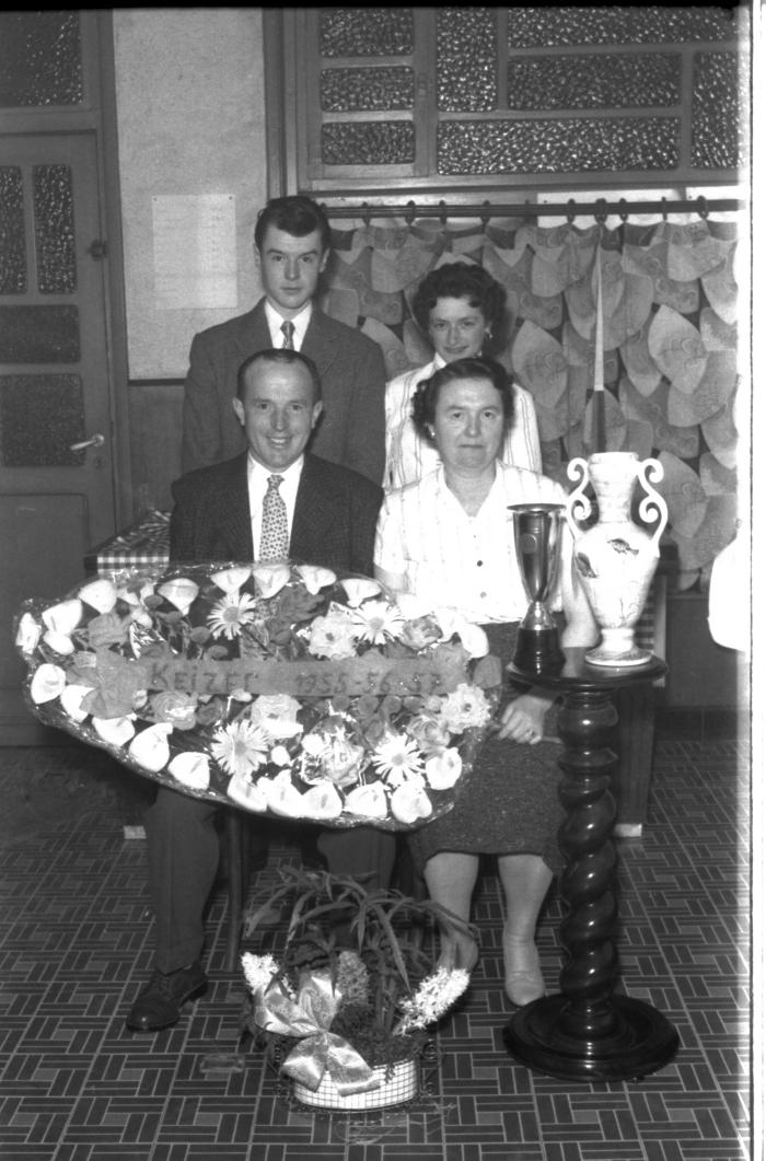 Kampioenviering Leon Duyl is keizer café 'De Toekomst': kampioen met vrouw en kinderen (?), Izegem 1958