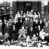 Jubileum echtpaar Parmentier - Viaene, groepsfoto op koer stadhuis, Izegem 1958