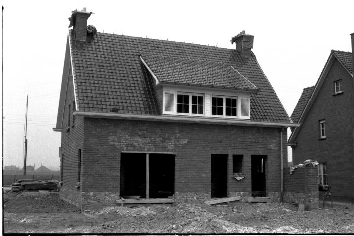 Woonhuis in opbouw: voor- en achtergevel, trap, Izegem 1958