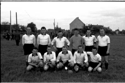 Voetbalclub FC Moderne: groepsfoto spelers, Izegem 1958 
