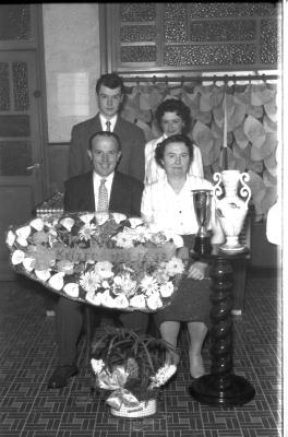 Kampioenviering Leon Duyl is keizer café 'De Toekomst': kampioen met vrouw en kinderen (?), Izegem 1958