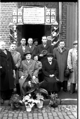 Jubileum echtpaar Parmentier - Viaene: groepsfoto aan voordeur, Izegem 1958