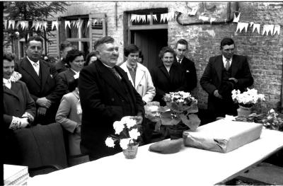 Jubileum echtpaar Oscar De  Molenaar: echtpaar krijgt geschenken, Ingelmunster 1958