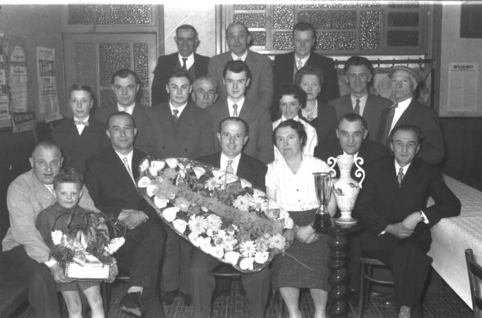 Kampioenviering Leon Duyl is keizer café 'De Toekomst': groepsfoto, Izegem 1958